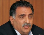 بدر شاكر السياب

غريب على الخليج

لريح تلهث بالهجيرة، كالجثام، على الأصيل
و على القلوع تظل تطوى أو... - عزمي بشارة